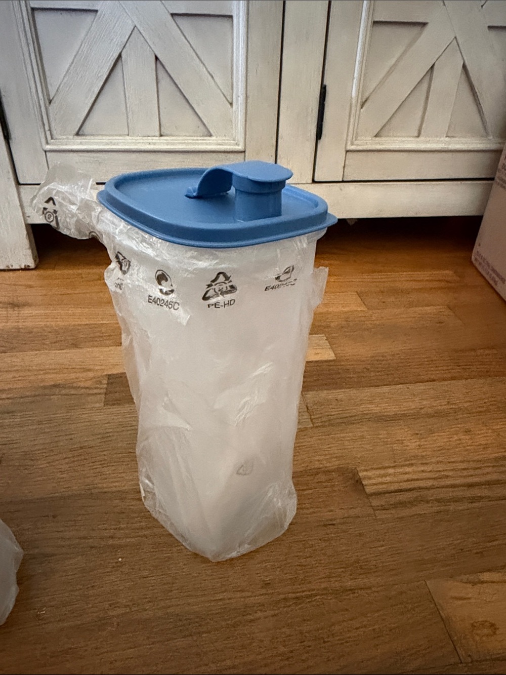 Tupperware Slim Line Pitcher w strainer